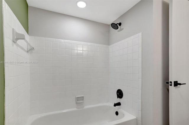 bathroom featuring tiled shower / bath combo