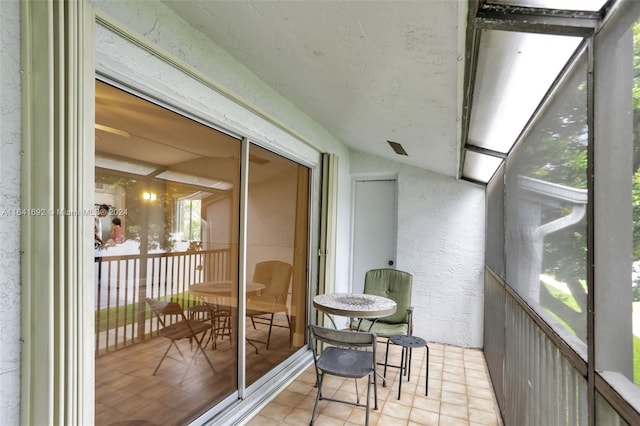 sunroom with lofted ceiling