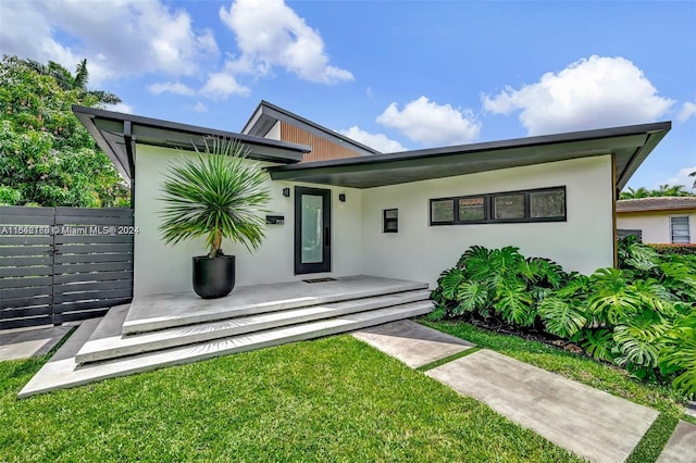 view of front of home featuring a front yard