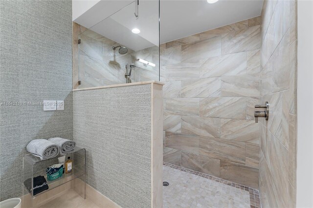 bathroom featuring a tile shower