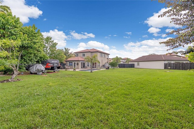 view of yard featuring a patio