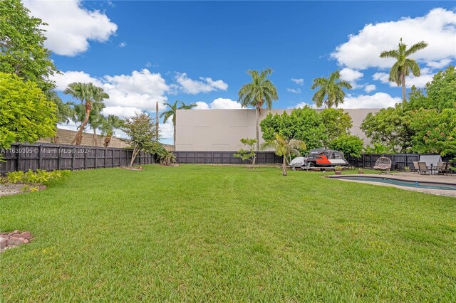 view of yard with a fenced in pool