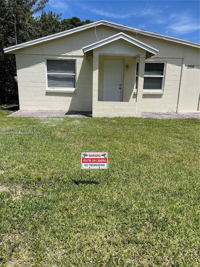 view of front facade featuring a front lawn