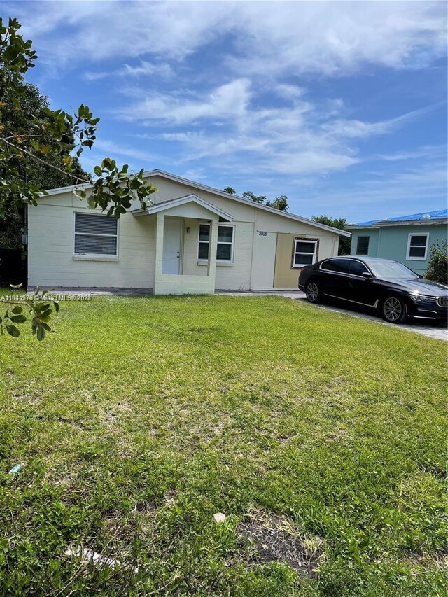 view of front of house with a front yard