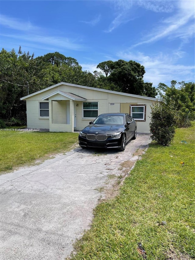 view of front of home featuring a front yard