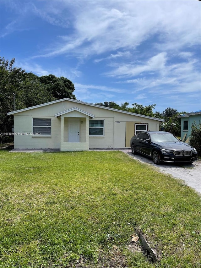 view of front of home featuring a front lawn