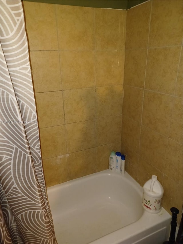 bathroom with washtub / shower combination