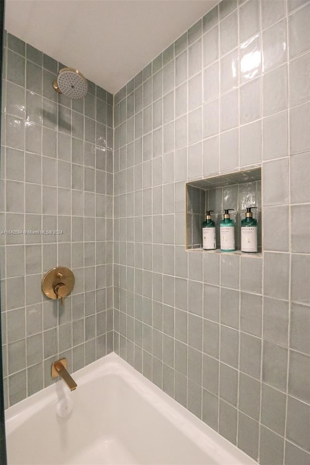 bathroom with tiled shower / bath combo