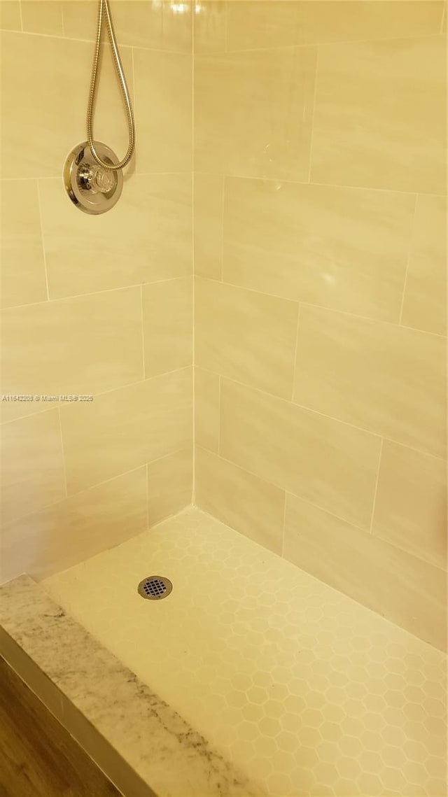 bathroom featuring a tile shower