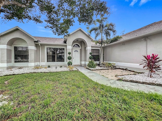 view of front of property featuring a front lawn