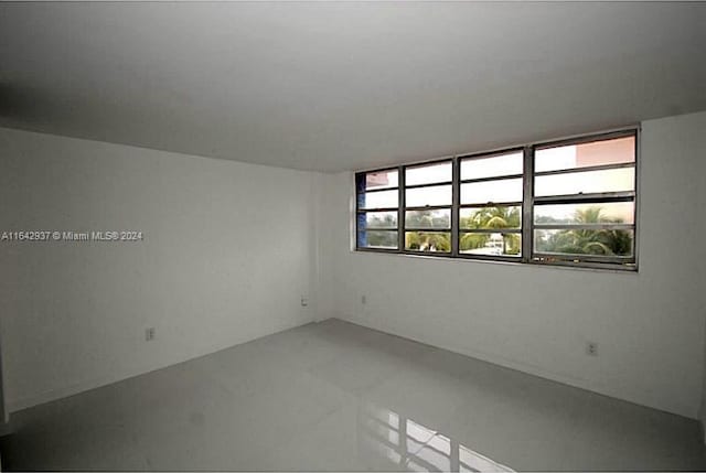 empty room featuring concrete flooring