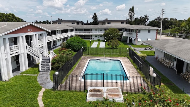 view of swimming pool featuring a lawn