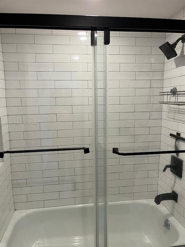 bathroom with tiled shower / bath combo