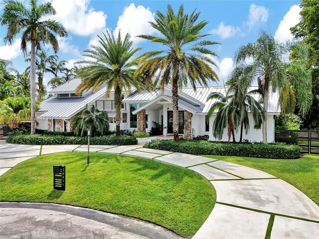 view of front of property with a front yard