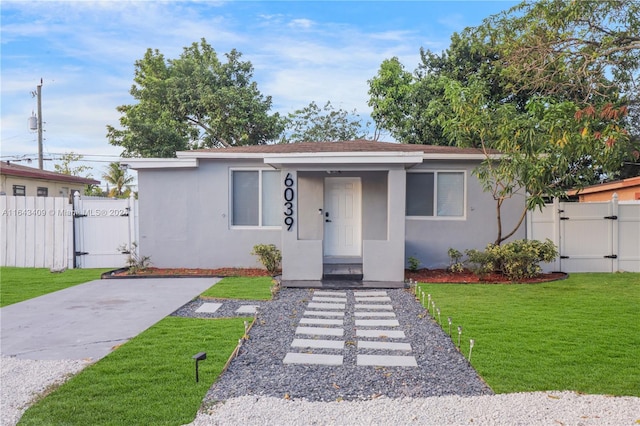 view of front of home with a front lawn