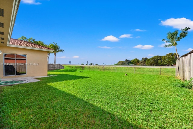 view of yard featuring a rural view