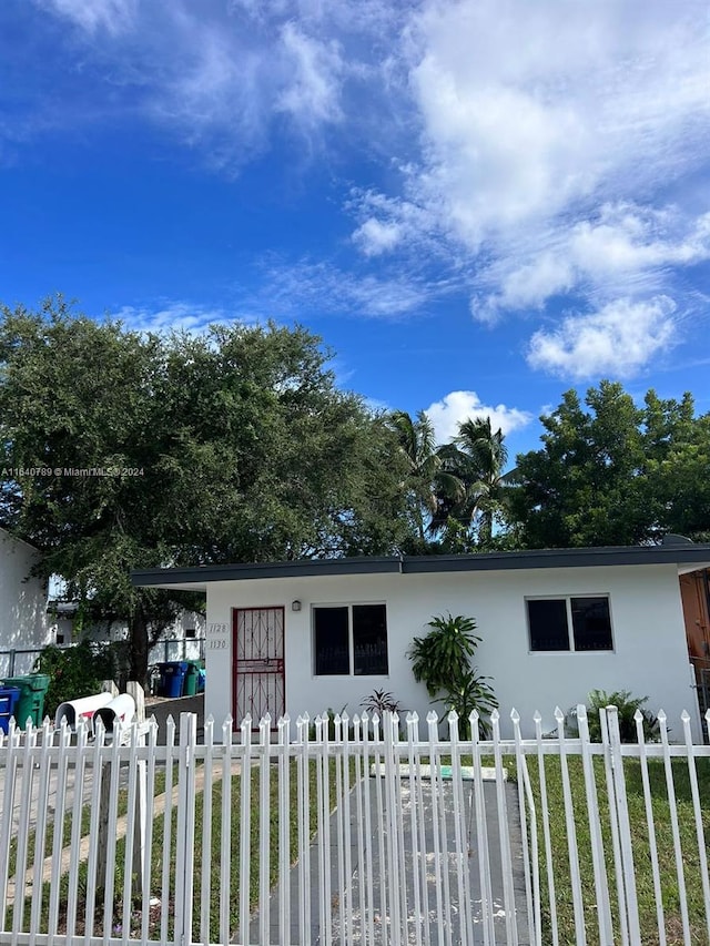 view of front of home with a front lawn