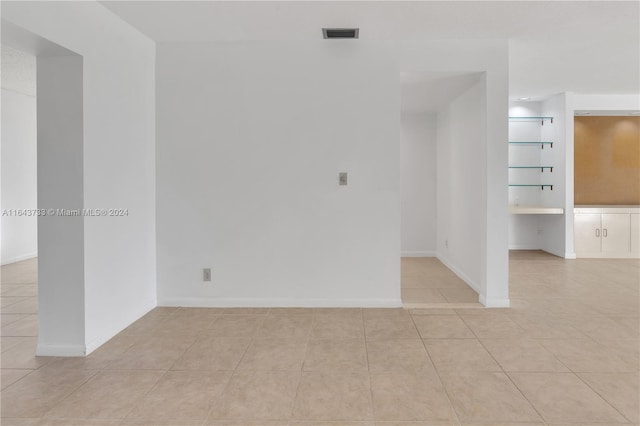 empty room featuring light tile patterned floors