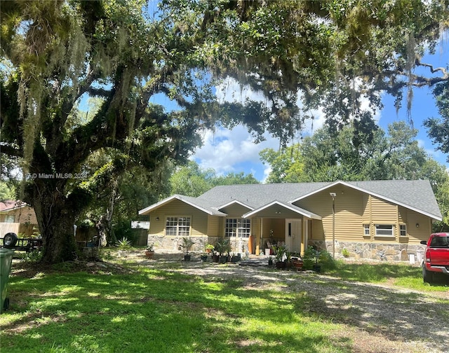 single story home featuring a front lawn