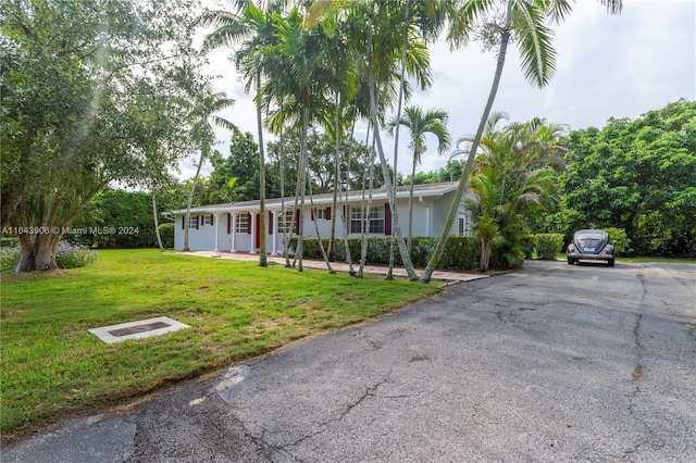 view of front of home featuring a front yard