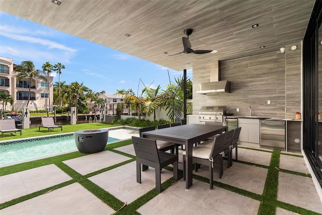 view of patio with ceiling fan, sink, area for grilling, and an outdoor kitchen