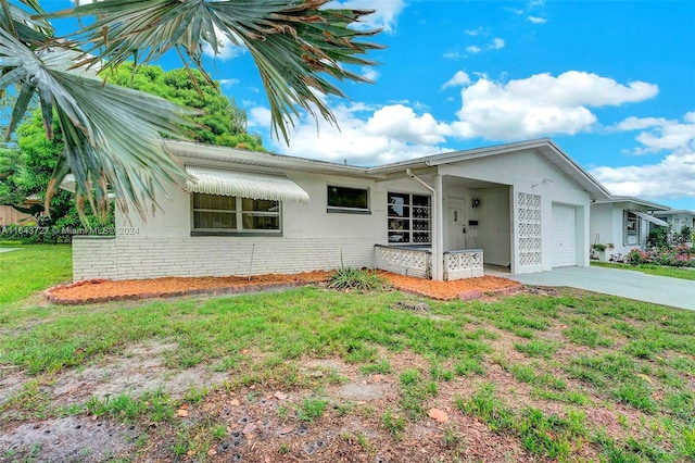 ranch-style home featuring a front lawn and a garage