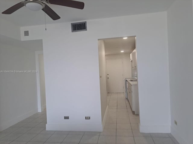 unfurnished room featuring light tile patterned flooring and ceiling fan