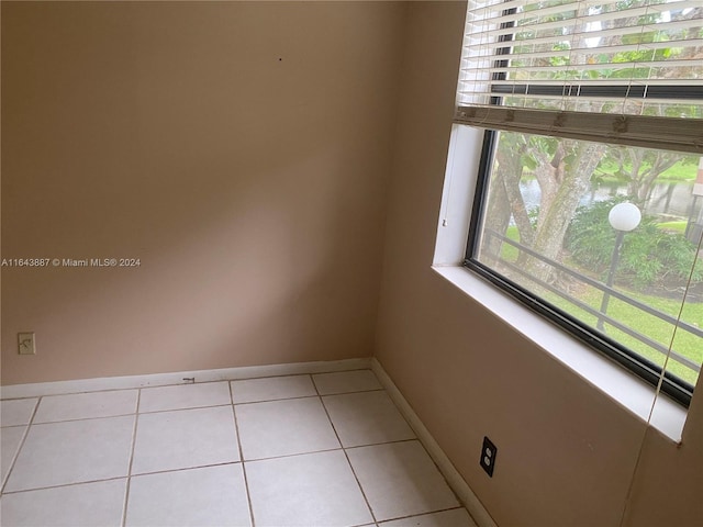 empty room featuring light tile patterned flooring