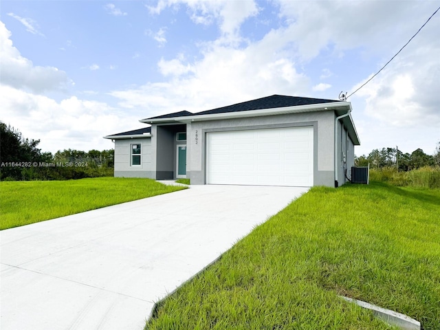 view of front facade featuring a front yard and a garage