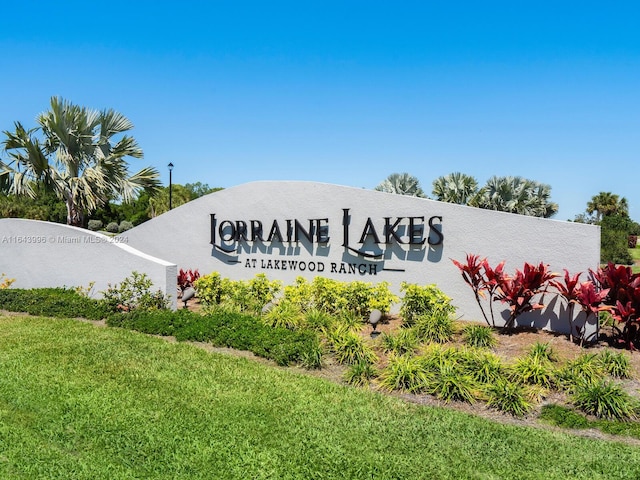 community / neighborhood sign featuring a yard