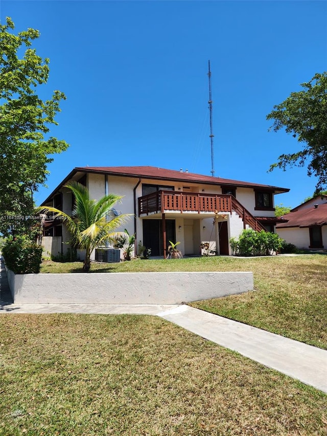 view of front facade featuring a front yard