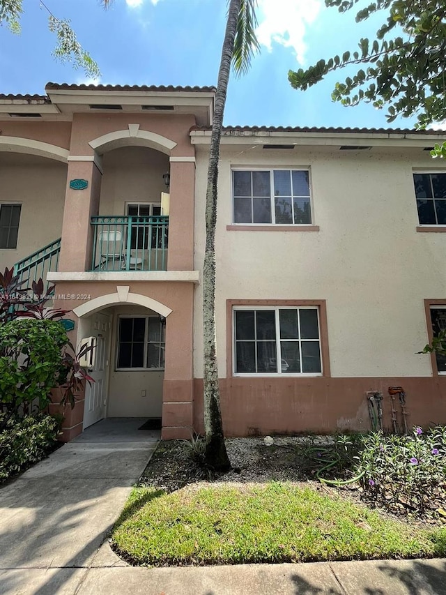 view of front of property featuring a balcony