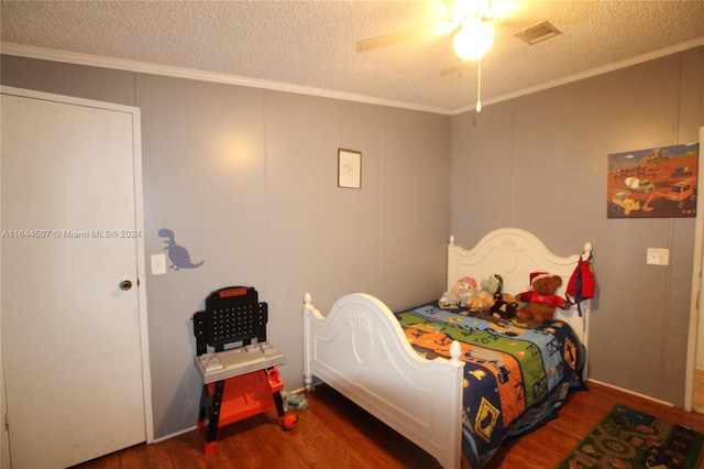 bedroom featuring a textured ceiling, ceiling fan, ornamental molding, and hardwood / wood-style flooring