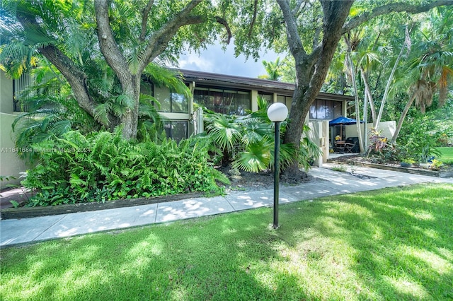 exterior space featuring a front yard