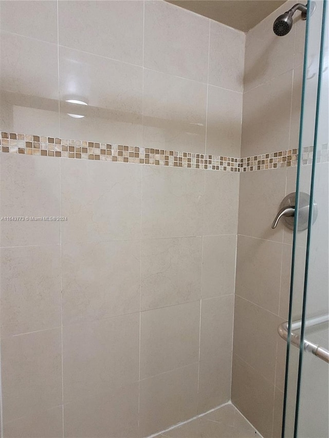 bathroom featuring a tile shower