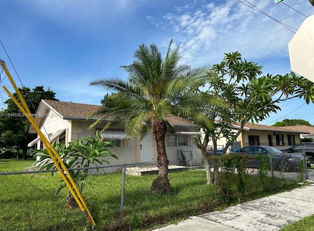 view of front of house featuring a front yard