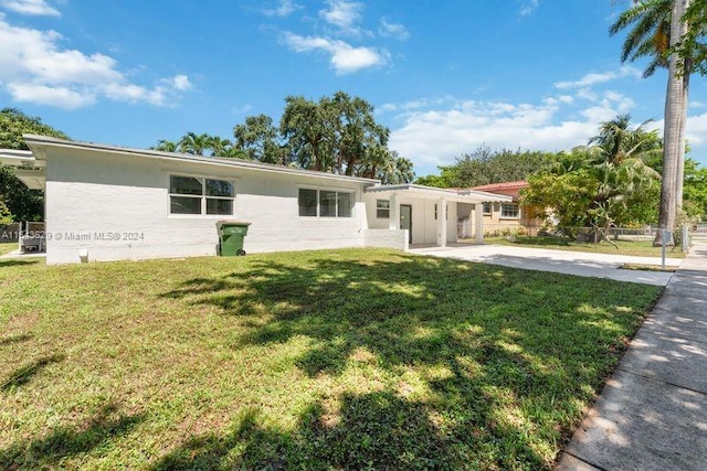 ranch-style house featuring a front yard