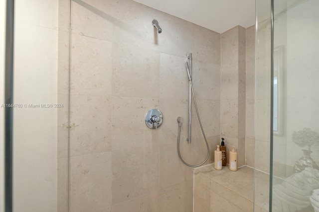 bathroom featuring tiled shower