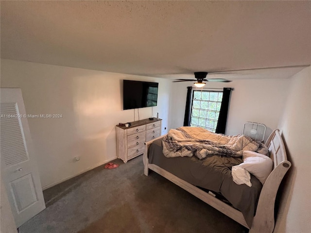 bedroom featuring a textured ceiling, carpet floors, and ceiling fan