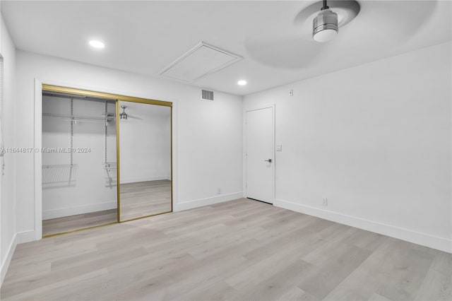 unfurnished bedroom featuring light wood-type flooring, a closet, and ceiling fan