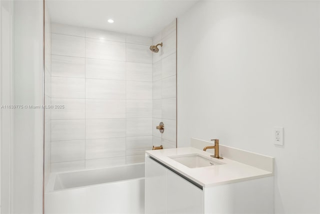 bathroom with vanity and tiled shower / bath