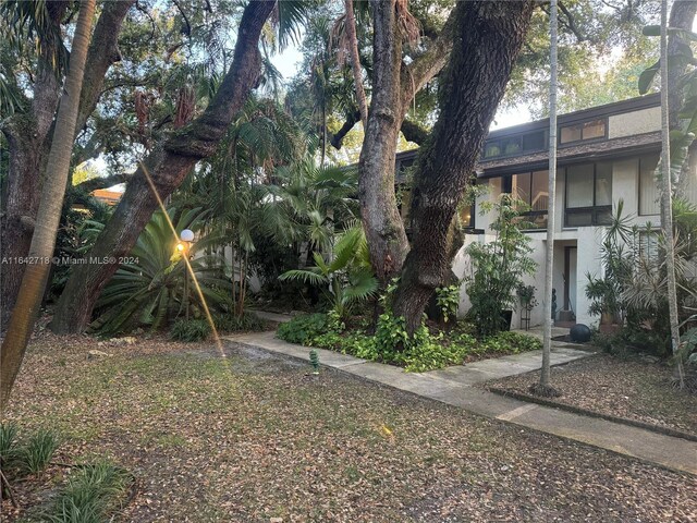 view of yard featuring a balcony