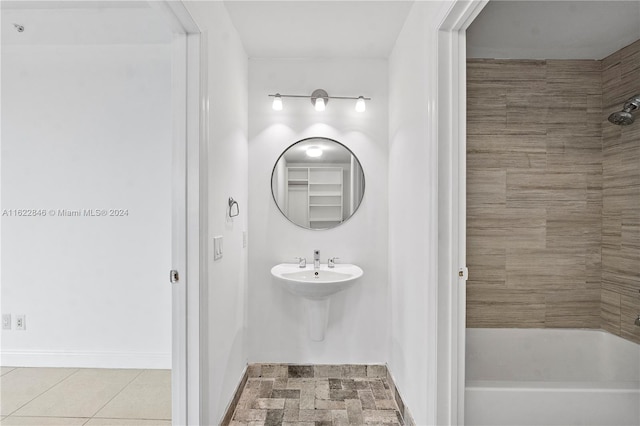 bathroom featuring tiled shower / bath