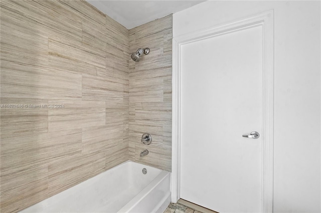 bathroom with tiled shower / bath combo