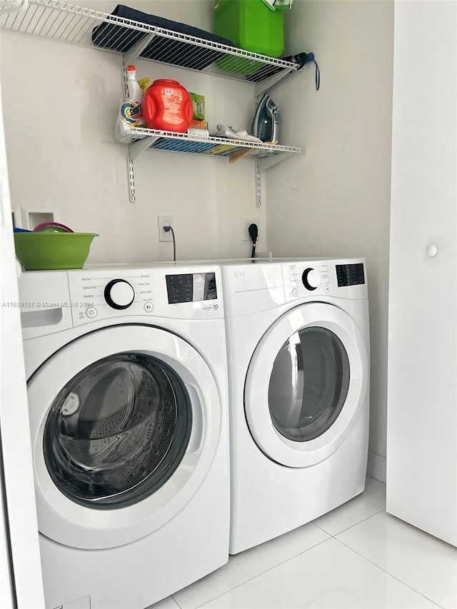 washroom featuring light tile patterned flooring and independent washer and dryer