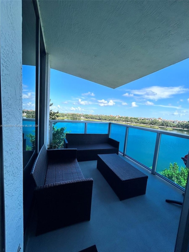 balcony featuring an outdoor hangout area