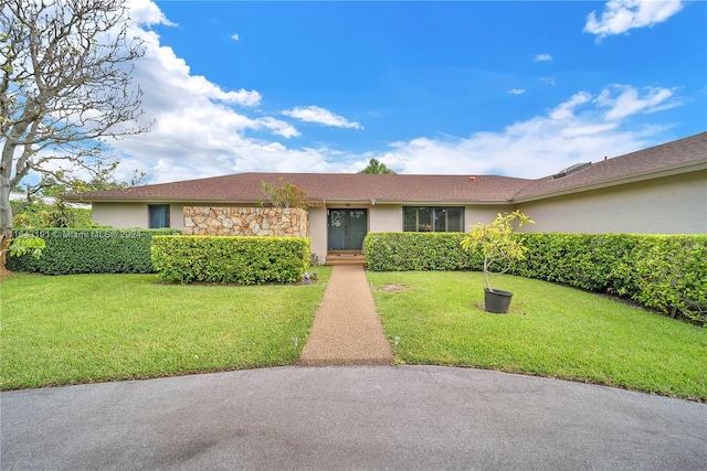 single story home with a front lawn