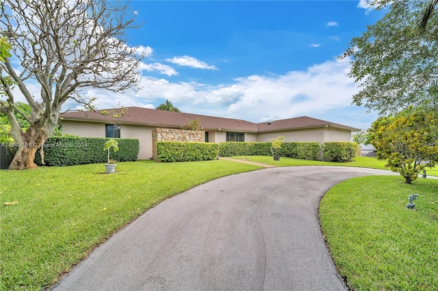 single story home featuring a front lawn