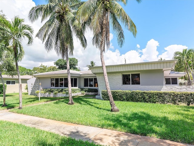 single story home featuring a front yard