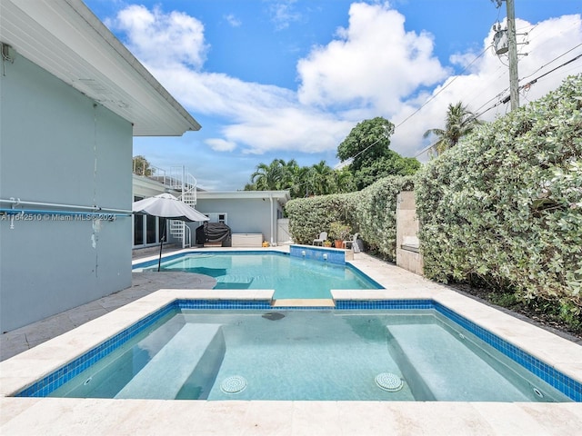 view of swimming pool